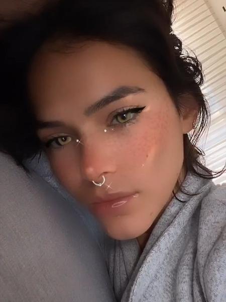 Bruna Marquezine usa filtro com olhos claros e diz: "eu seria insuportável" - Reprodução/Instagram