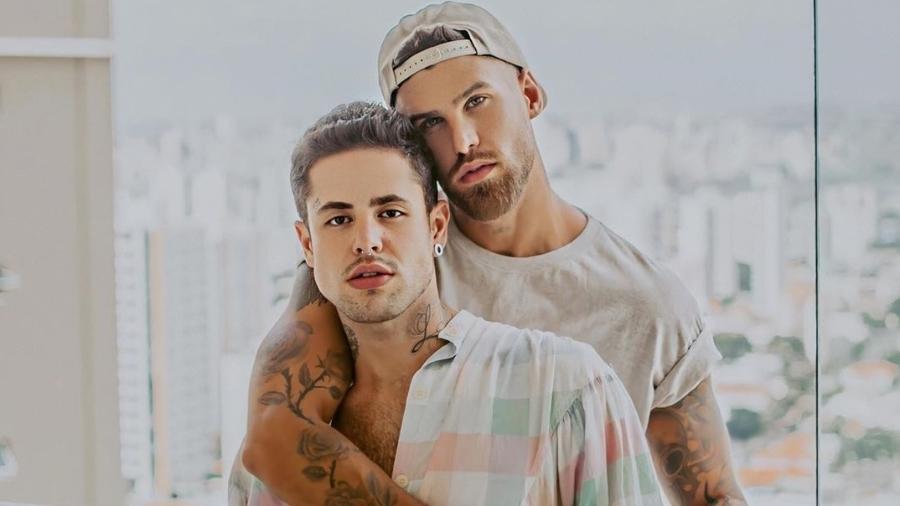 Leandro Buenno e Rodrigo Malafaia tiveram que adiar o casamento devido ao coronavírus, mas agora subiram ao altar - Reprodução/ Instagram