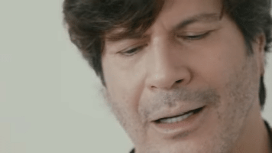 O cantor Paulo Ricardo em clipe caseiro - Reprodução/YouTube