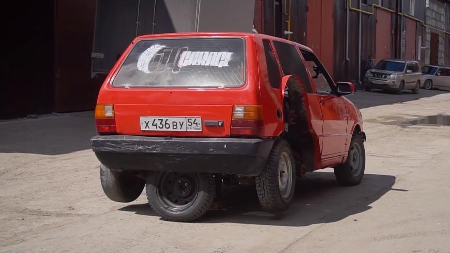 Fiat Uno ganha quinta roda para balizas - Reprodução