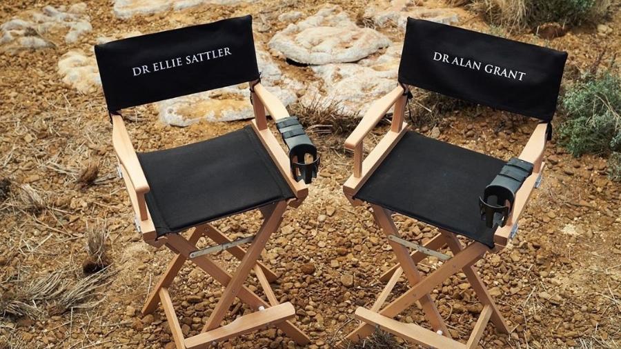 Laura Dern publica foto das cadeiras com os nomes de seu personagem e de Sam Neill em "Jurassic Park" - Reprodução/Instagram