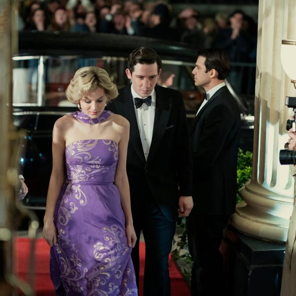 Emma Corrin e Josh O'Connor como princesa Diana e príncipe Charles em 'The Crown'