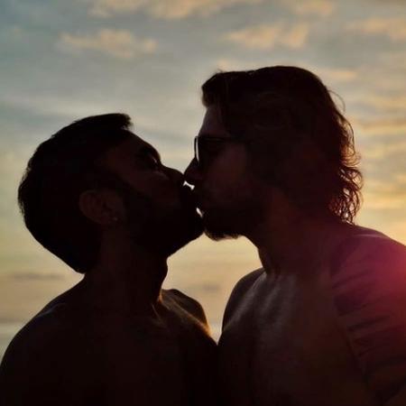Mauro Sousa e marido aproveitam momento romântico sob pôr do sol - Reprodução/ Instagram