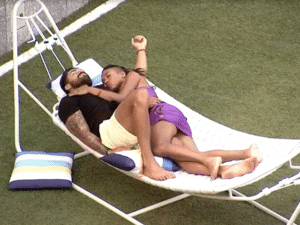 BBB 21: Karol Conká e Arcrebiano (Bil) dormem juntos na parte externa da casa - Reprodução / Globoplay - Reprodução / Globoplay