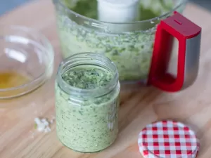 Casos de botulismo são investigados após pacientes comerem pesto na França