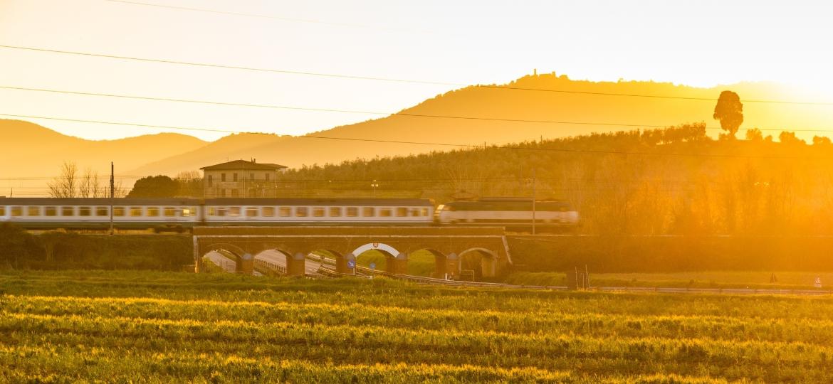 Os passageiros poderão cruzar de trem algumas das rotas e paisagens mais belas da Itália - Getty Images/iStockphoto