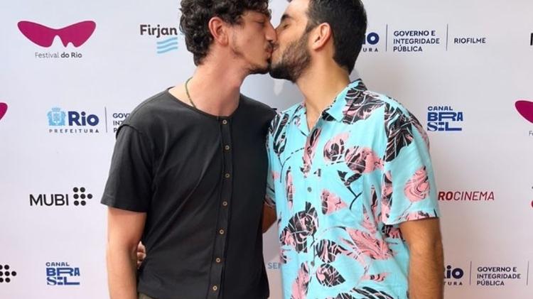 Johnny Massaro posa beijando o namorado, João Pedro Accioly - Reprodução/Instagram - Reprodução/Instagram