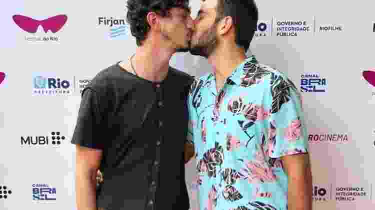 Johnny Massaro posa beijando o namorado, João Pedro Accioly - Reprodução/Instagram - Reprodução/Instagram