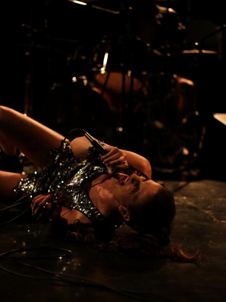Marina Mathey em seu show "TRAVA" - Foto de Everton Ferreira/acervo pessoal da artista