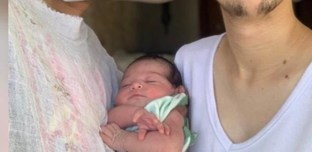 Casal trans engravida, tem filha e elogia o SUS: 'Profissionais treinados' - Universa