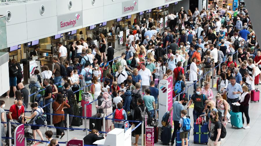 Caos aéreo na Europa: Com voos atrasados e cancelados, grandes filas se formaram no aeroporto de Dusseldorf, na Alemanha, dia 25 de junho - Anadolu Agency via Getty Images