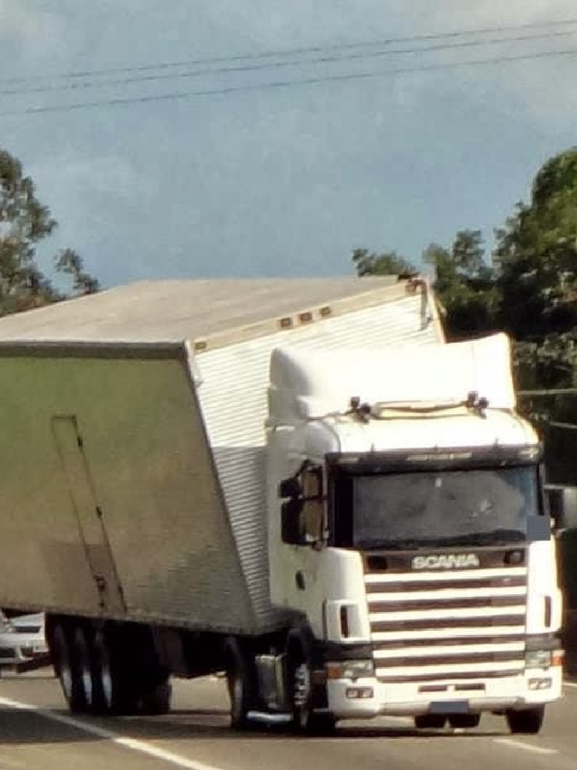 Caminhoneiro famoso rifa caminhão arqueado com 17 multas e 87