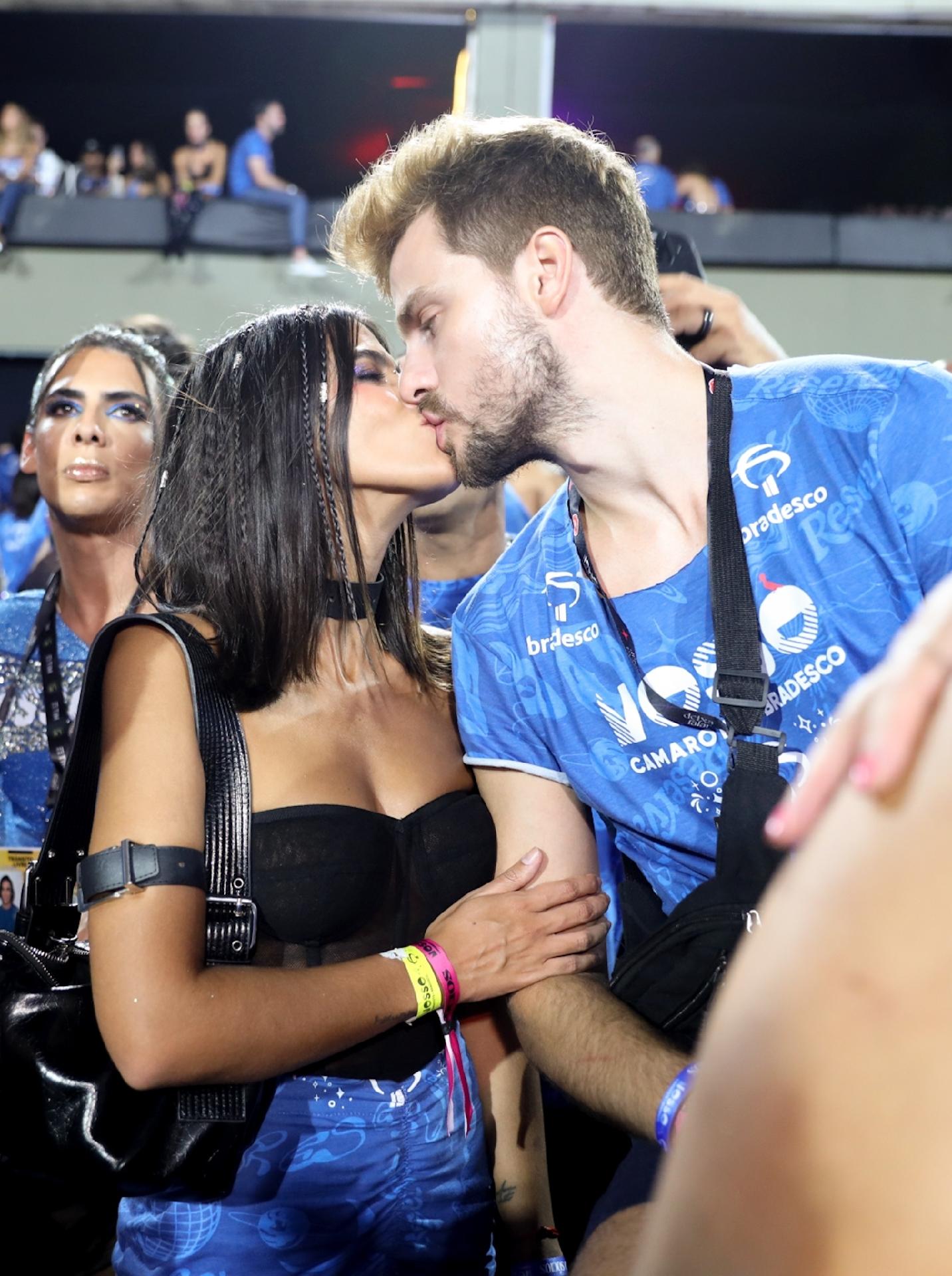 Antonia Morais e Paulo Dalagnoli se beijam na Sapucaí - Lucas Ramos / Brazil News