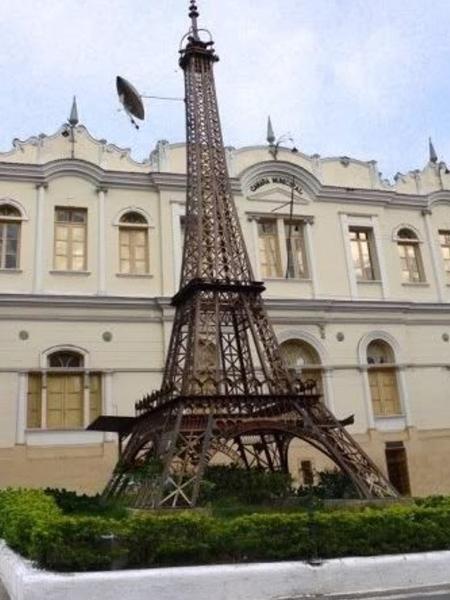 Réplica da Torre Eiffel na cidade de Santos Dumont, em Minas Gerais