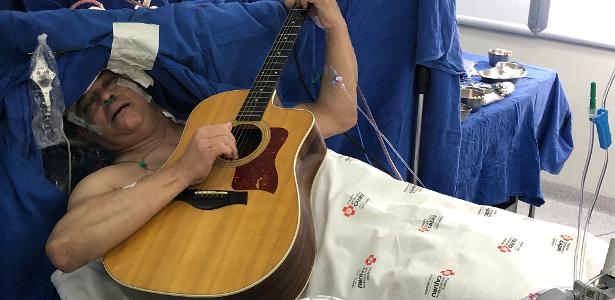 Un paciente canta y toca la guitarra mientras le extirpan un tumor cerebral