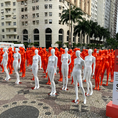Programa Stand Up: das 100 estátuas, 88 em laranja para simbolizar quem já passou por assédio