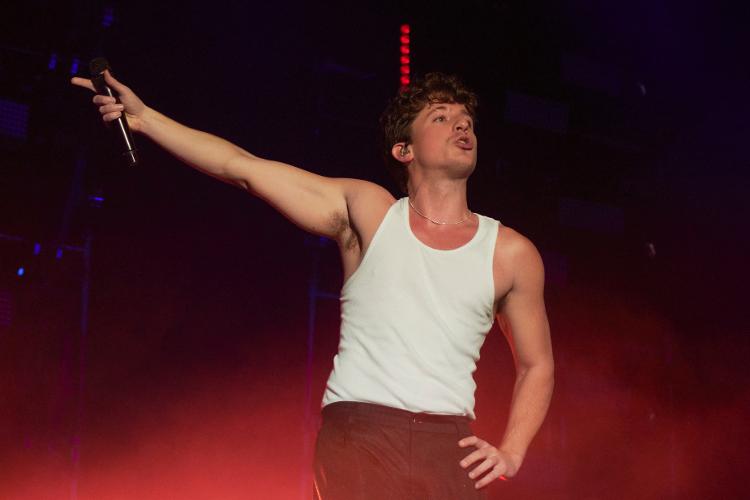 O cantor Charlie Puth, que se apresenta no Rock in Rio no dia 19/9, durante show na Cidade do México, no ano passado