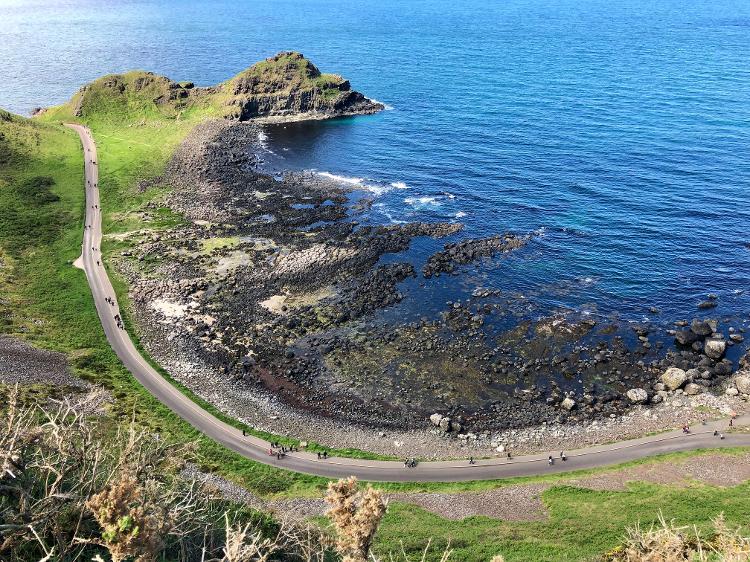 Há porções da costa com brejos, campos verdes e penhascos junto às rochas