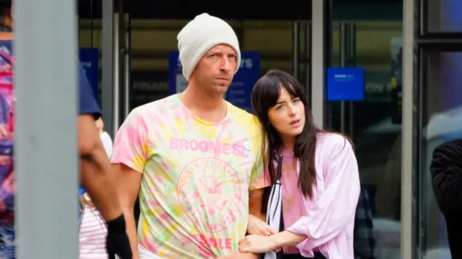 Chris Martin e Dakota Johnson seguem juntos, apesar de boatos de término