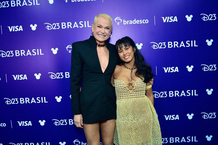 Xuxa e Ywyzar Guajajara (Tarã) posam após seu painel na D23