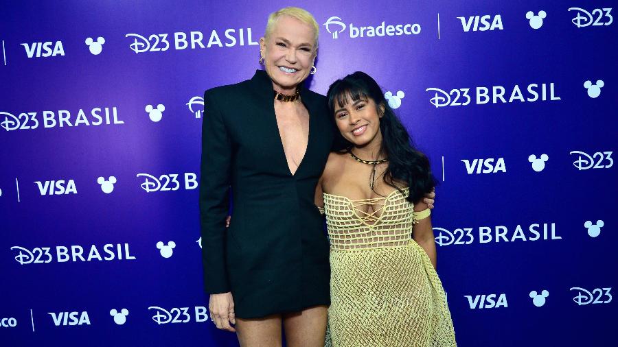 Xuxa e Ywyzar Guajajara (Tarã) posam após seu painel na D23, na tarde deste domingo