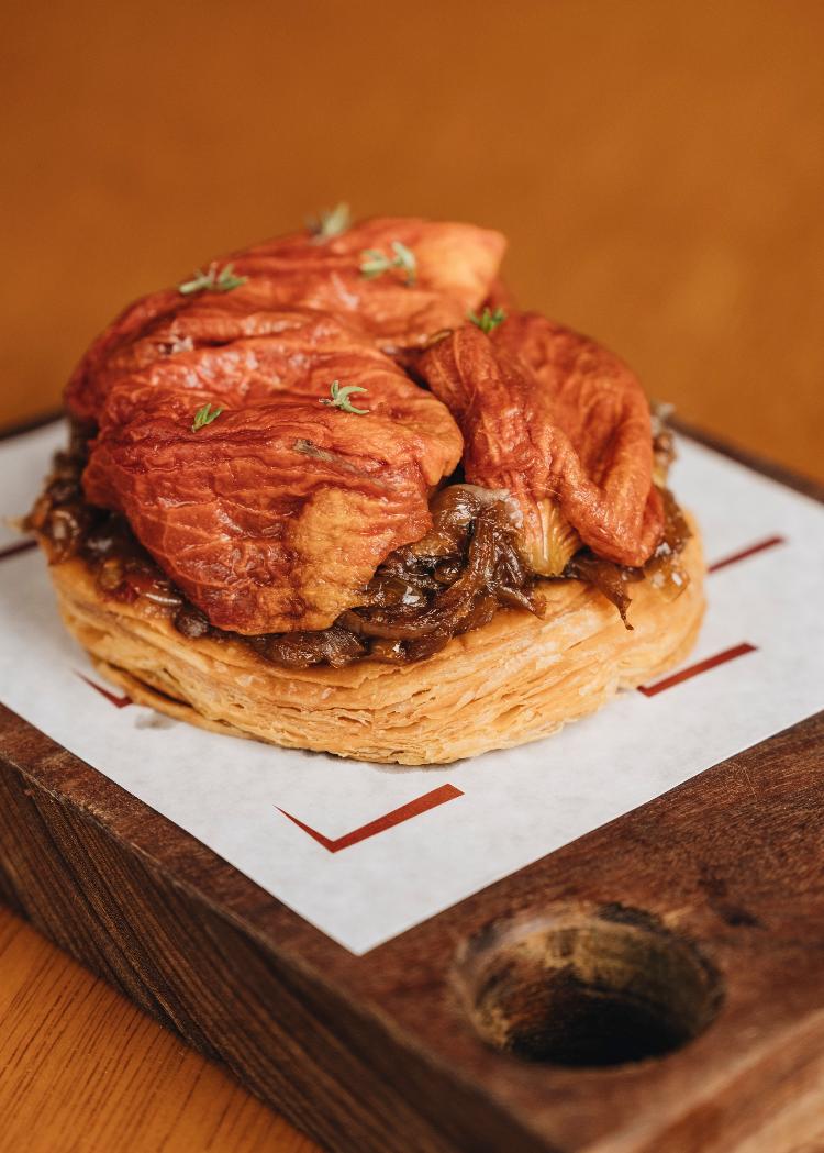Pissaladière, uma massa folhada com cebolas caramelizadas, tomates assados e anchova, do Fresta, em Pinheiros Pissaladière, uma massa folhada com cebolas caramelizadas, tomates assados e anchova, do Fresta, em Pinheiros