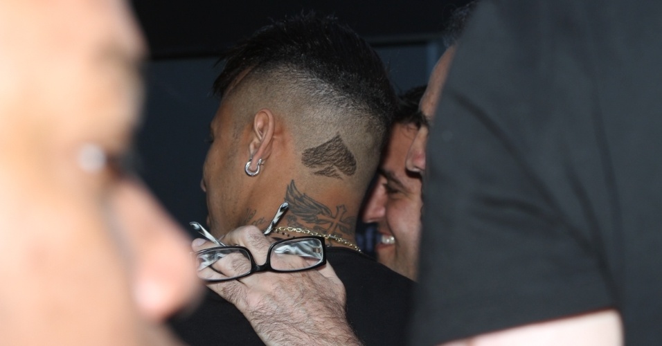 26.jul.2015 - Fã de pôquer, Neymar exibe corte de cabelo com naipe do baralho durante torneio de pôquer beneficente em São Paulo