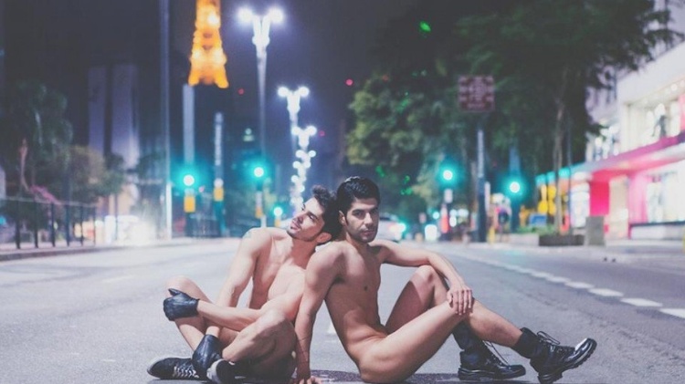 Felippe e Marlon escolheram a avenida Paulista como protesto ao caso de agressão a um casal gay, que aconteceu no local, em 2010 - Chicos/Divulgação - Chicos/Divulgação
