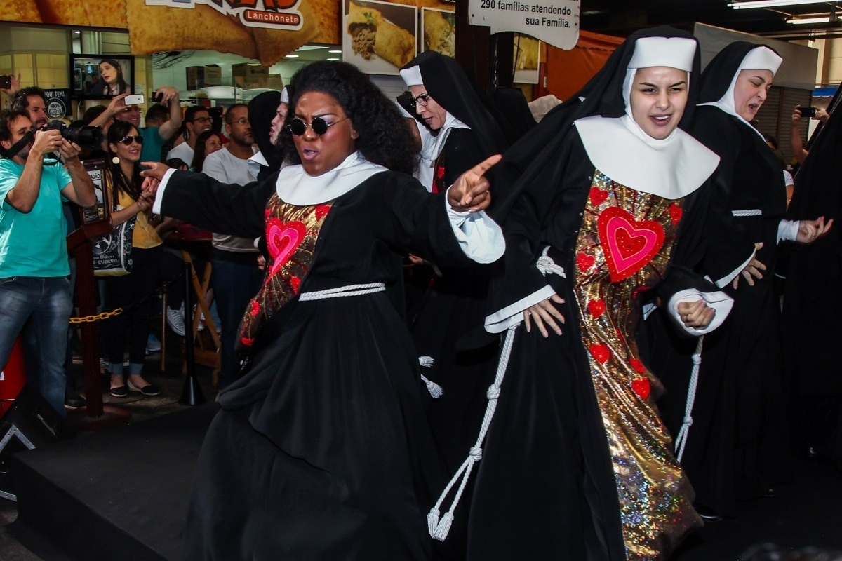 1.ago.2015-  As freiras do Convento Rainha dos Anjos, do musical "Mudança de Hábito" divertem público no Mercadão Municipal de São Paulo - Manuela Scarpa/Photo Rio News