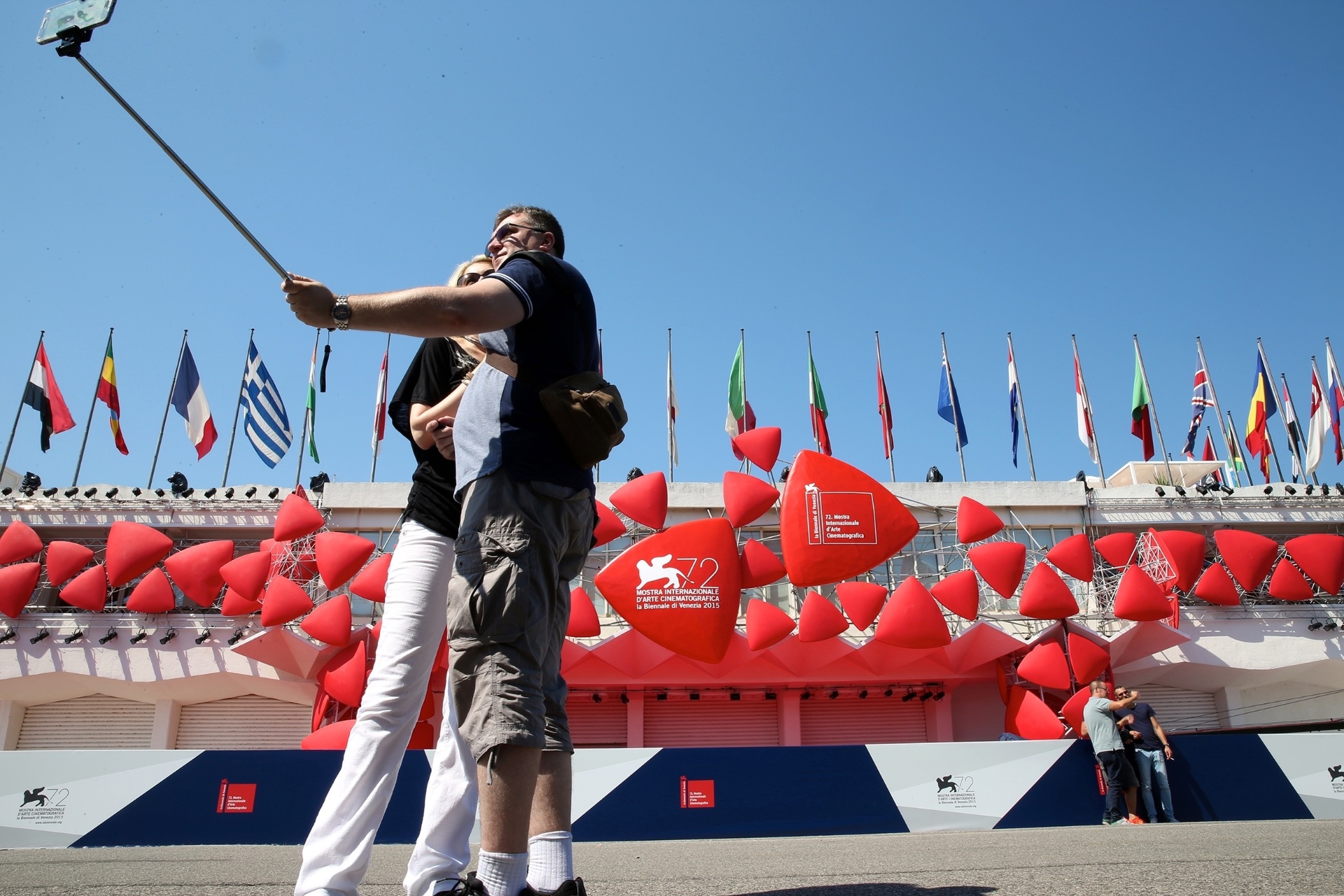 1º.set.2015 - Turistas tiram fotos em frente à sede do Festival de Veneza 2015 - Jin Yu/Xinhua