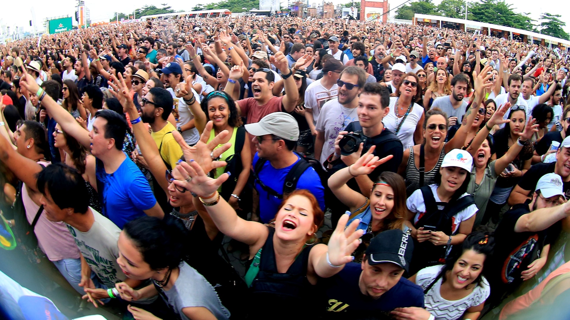 20.set.2015 - Público assiste aos shows da tarde durante o terceiro dia do Rock in Rio 2015 - Marco Antonio Teixeira/UOL
