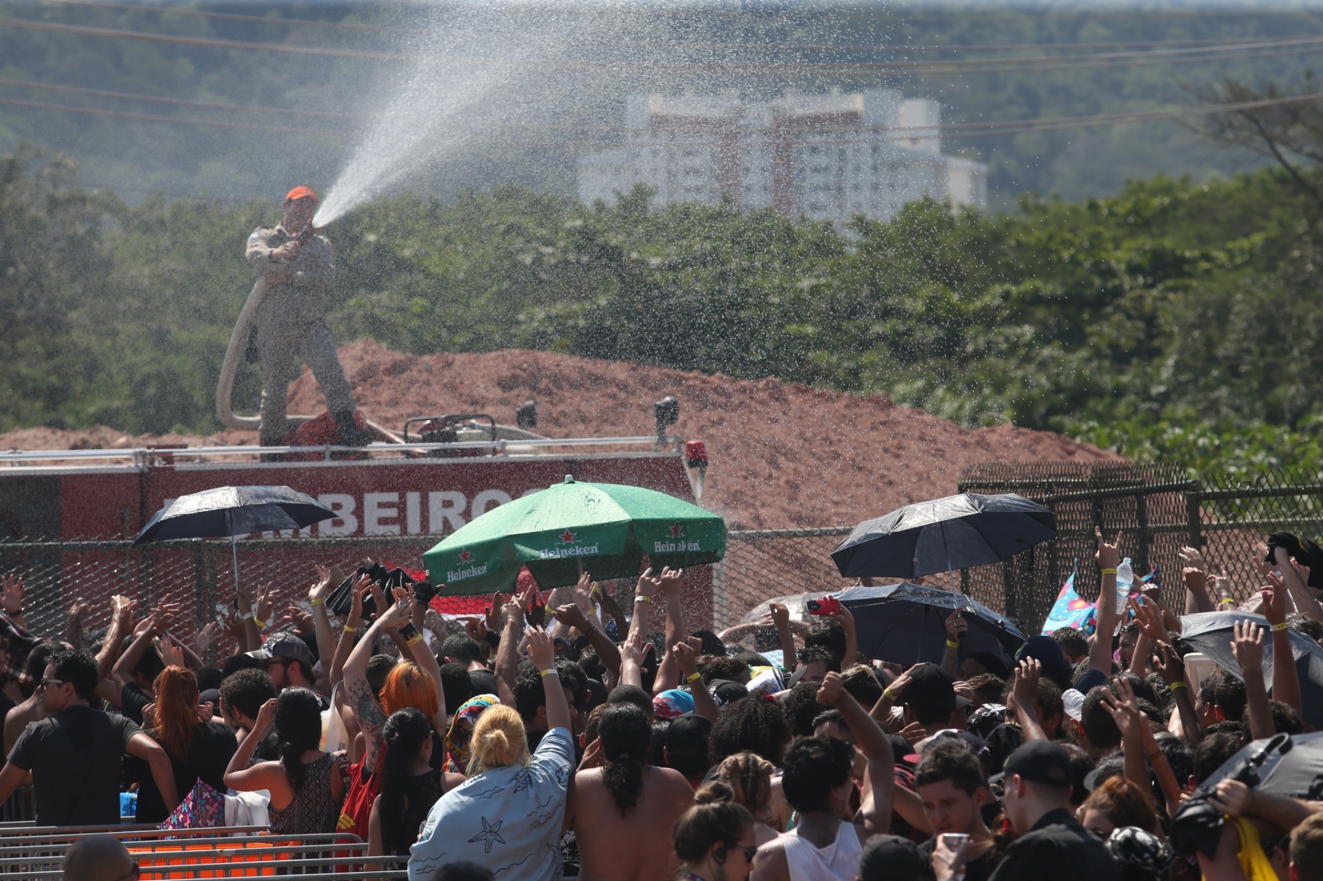 24.set.2015 - Público em frente à Cidade do Rock aguarda a abertura dos portões para quarto dia do Rock in Rio - Fabio Motta/Estadão Conteúdo