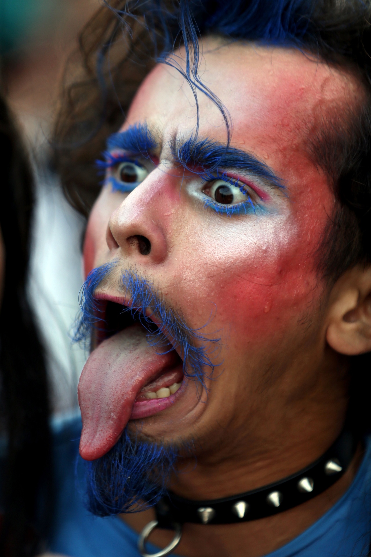 25.set.2015 - Maquiado, fã aproveita os shows dp palco Sunset, no final de tarde do quinto dia de shows do festival Rock in Rio 2015. - Fábio Motta/Estadão Conteúdo