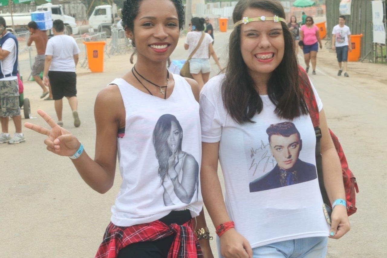 26.set.215 - Fãs vestem camisas em homenagem a Rihanna e Sam Smith; cantores são as atrações principais do Palco Mundo neste sábado - Zulmair Rocha/UOL