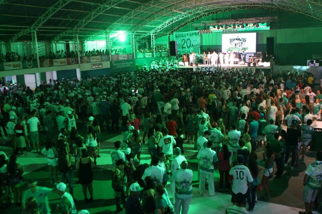 31.out.2015 - A escola de samba Mancha Verde comemora 20 anos em festa na quadra da agremiação, em São Paulo - Junior Lago/UOL