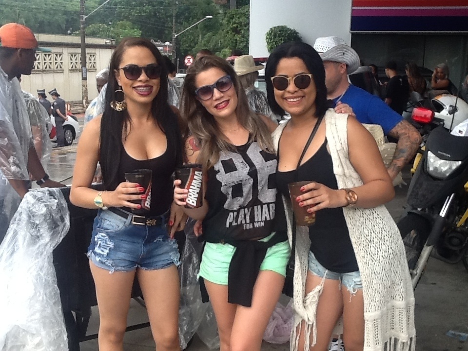 29.nov.2015 - Beatriz Dias, Taynara Sypriano e Lais Araújo no festival Brahma Valley, no Jockey Club de São Paulo - Renata Nogueira/UOL