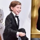 28.fev.2016 - Jacob Tremblay, ator que está no fillme "O Quarto de Jack", usa meia com o personagem Darth Vader de "Star Wars" - Kevork Djansezian/Getty Images
