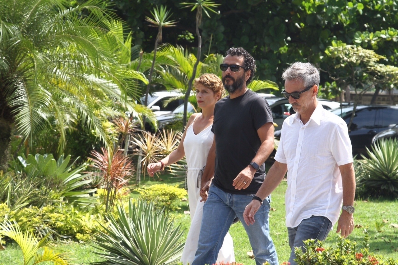 6.mar.2016 - O ator Marcos Palmeira, primo de Nizo Neto, chega à cerimônia de cremação do corpo de Rian Brito, no Cemitério São Francisco Xavier, Caju, na Zona Portuária do Rio - Anderson Borde/AgNews