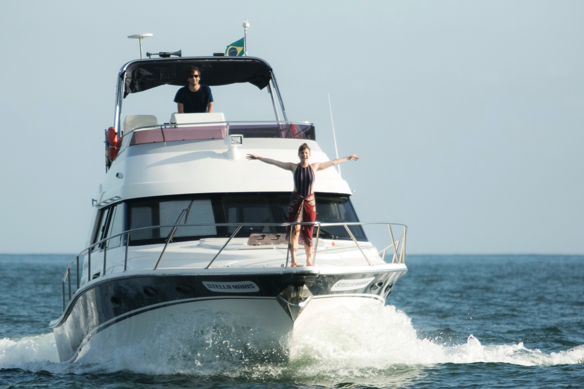 Isabela (Alice Wegman) e Tiago (Humberto Carrão) viajam para Ilhabela em "A Lei do Amor" - undefined