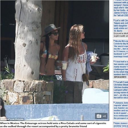 Nina Agdal (à direita), namorada de Leonardo DiCaprio, ao lado de uma amiga no México - Reprodução/Daily Mail - Reprodução/Daily Mail