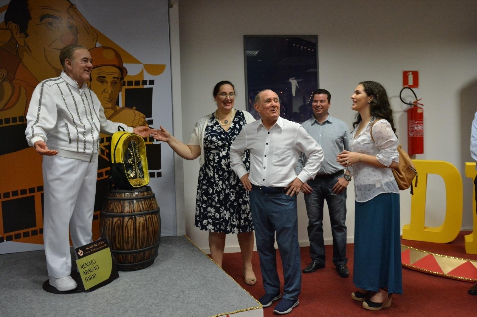 Ao lado da mulher, Lilian, e da filha, Lívian, Renato Aragão confere sua estátua de cera no Memorial da Devoção Nossa Senhora Aparecida, no interior de São Paulo - Vitor Mioto/Divulgação