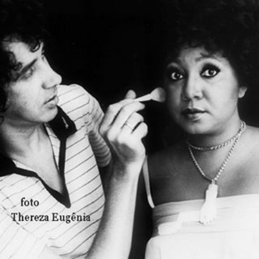 Alcione foi flagrada por Thereza Eugênia fazendo a maquiagem em 1980 . O maquiador era o Guilherme Pereira - Thereza Eugênia/Divulgação