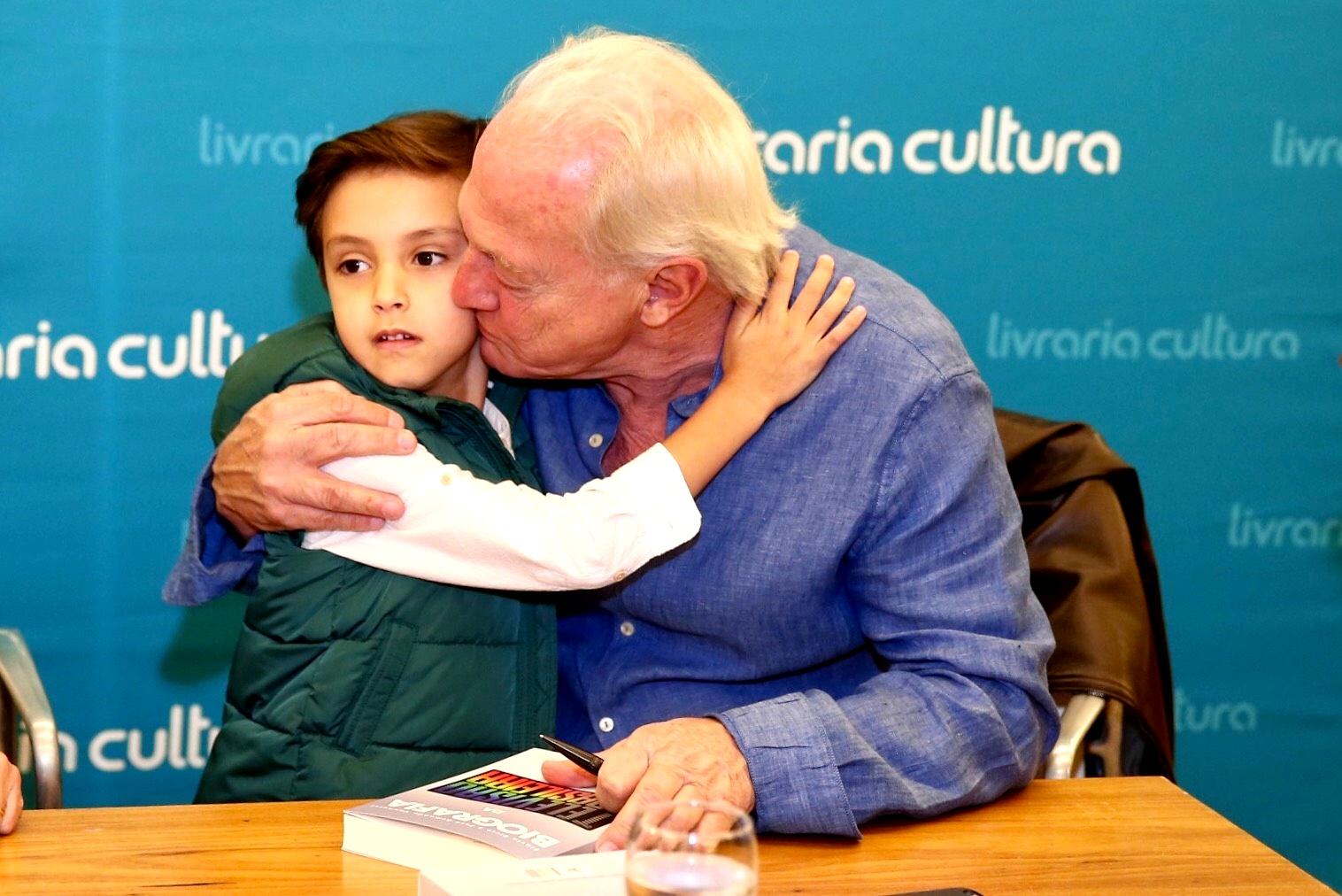 Famosos e profissionais da televisão prestigiaram na noite desta terça-feira (7) o lançamento do livro "Biografia da Televisão Brasileira", escrito pelos jornalistas Flávio Ricco e José Armando Vannucci, ocorrido em São Paulo.   Entre os famosos estavam presentes Eliana (Ricco é sogro da apresentadora do SBT), Sabrina Sato, Tom Cavalcante, José Luiz Datena, Dan Stulbach, entre outros - Manuela Scarpa/Brazil News