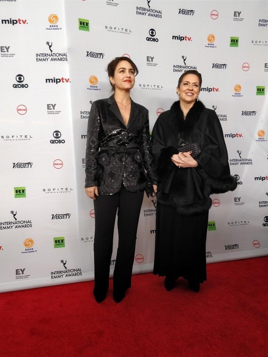 Manuela Dias, autora de "Justiça", indicada a melhor sére dramática, e Mônica Albuquerque, diretora de desenvolvimento artístico da Globo, no tapete vermelho do Emmy Internacional 2017 - Reprodução/Twitter/iemmys