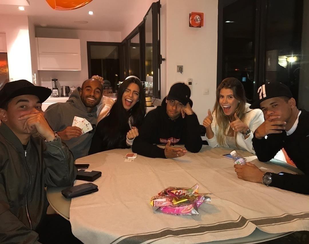 Na casa do Neymar não tem essa de clube do Bolinha. As mulheres dos seus amigos são bem vindas e participam da jogatina:  "Desejo das mamães Carol Cabrino e Larissa Saad era ganhar e a gente deixou, né Gil Cebola e Jô Amâncio", brincou o jogador na legenda da imagem - Reprodução/Instagram/neymarjr