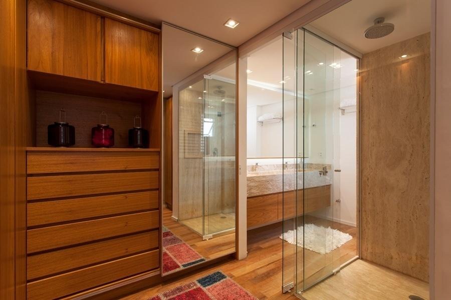 Integrado ao banheiro, o closet traz o mesmo piso de madeira de demolição, tornando os dois espaços únicos. O escritório Tria Arquitetura escolheu o freijó para compor os armários por ser uma madeira clara e não escurecer a parte interna - Júlia Ribeiro/Divulgação