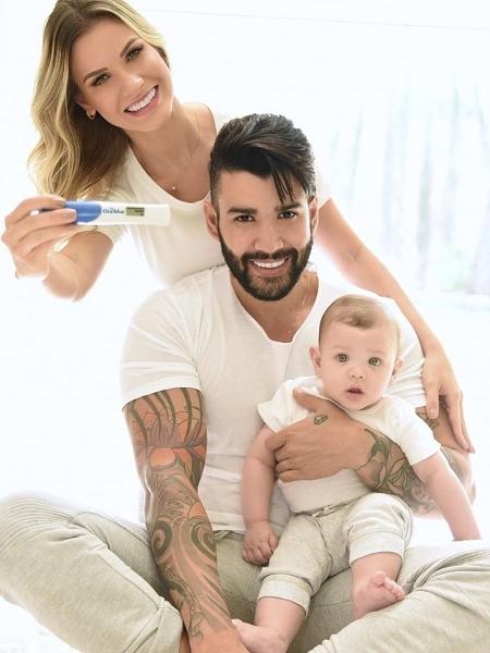 Com o primogênito, Gabriel, Andressa Suita e Gusttavo Lima mostram teste de gravidez do segundo filho - Reprodução/Instagram