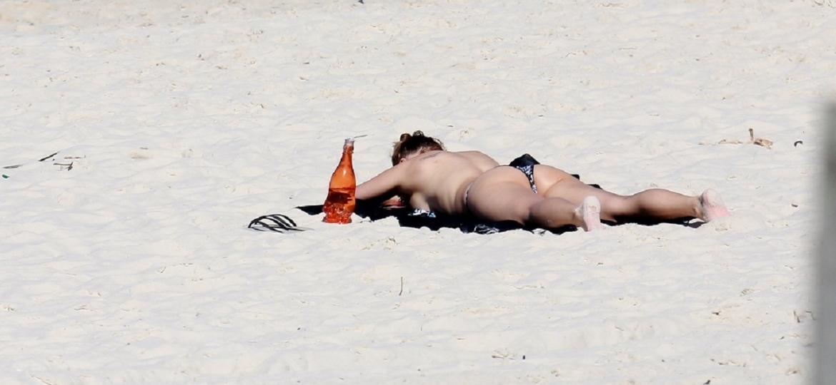Aos 46 anos, Rita Guedes faz topless em praia do Rio - Imagem/Ag News