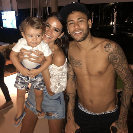 Bruna Marquezine e Neymar com bebê de amigos no colo - Reprodução/Instagram