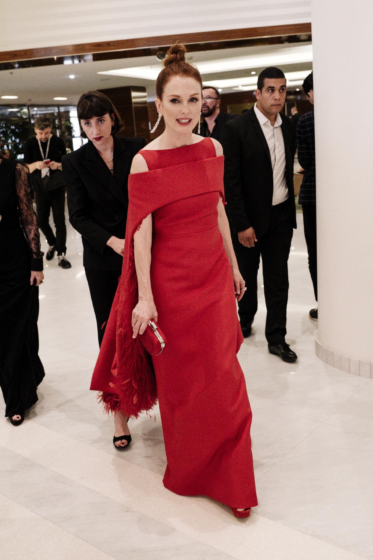 Já a atriz  Julianne Moore desfilou com um longo vermelho - Getty Images